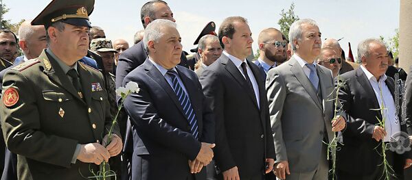 Начальник ГШ ВС Артак Давтян, Вагаршак Арутюнян, министр обороны Давид Тоноян, депутат парламента Андраник Кочарян и председатель СД Еркрапа Сасун Микаелян (слева направо) в военном пантеоне Ераблур (8 мая 2019). Еревaн - Sputnik Армения