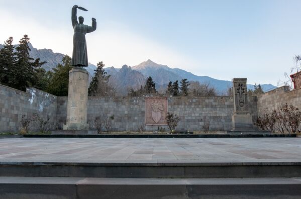 Мемориал памяти павших в Великой Отечественной войне в поселке Агарак - Sputnik Армения
