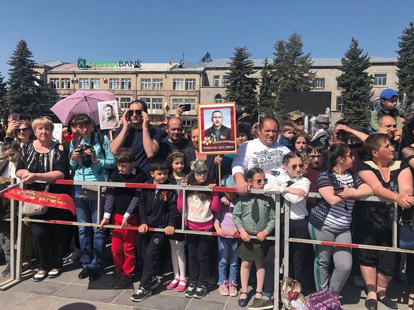 Մեկ րոպե լռություն ու զորահանդես. ինչպես Հաղթանակի տոնը նշեցին Գյումրիում Մեկ րոպե լռություն ու զորահանդես. ինչպես Հաղթանակի տոնը նշեցին Գյումրիում - Sputnik Արմենիա