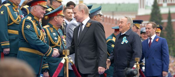 Президент России Владимир Путин, глава Совета безопасности Казахстана Нурсултан Назарбаев и председатель правительства России Дмитрий Медведев перед началом военного парада в ознаменование 74-й годовщины Победы в Великой Отечественной войне (9 мая 2019). Моква Президент России Владимир Путин, глава Совета безопасности Казахстана Нурсултан Назарбаев и председатель правительства России Дмитрий Медведев перед началом военного парада в ознаменование 74-й годовщины Победы в Великой Отечественной войне (9 мая 2019). Моква - Sputnik Армения