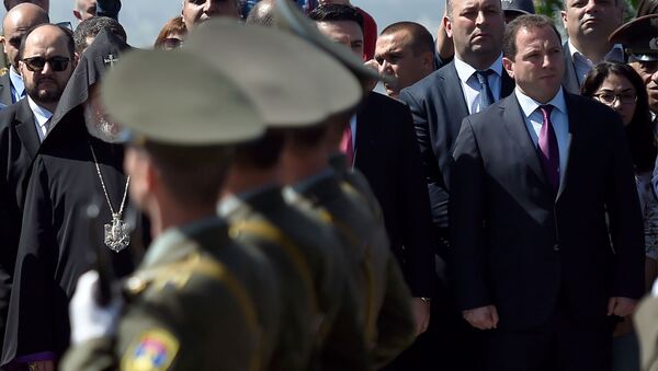 Министр обороны Давид Тоноян в парке Победы (9 мая 2019). Еревaн - Sputnik Армения