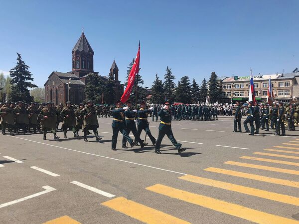 Մեկ րոպե լռություն ու զորահանդես. ինչպես Հաղթանակի տոնը նշեցին Գյումրիում Մեկ րոպե լռություն ու զորահանդես. ինչպես Հաղթանակի տոնը նշեցին Գյումրիում - Sputnik Արմենիա