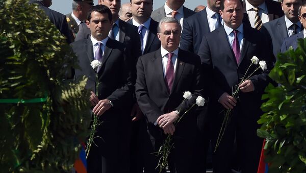 Члены правительства Армении у могилы Неизвестного солдата в парке Победы (9 мая 2019). Еревaн - Sputnik Армения