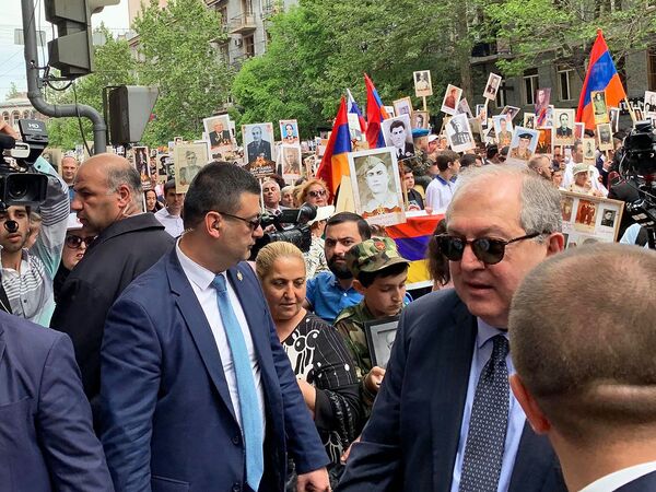 «Անմահ գնդի» երթը Երևանում. ՀՀ նախագահի ձեռքերում լեգենդար հետախույզի դիմանկարն է - Sputnik Արմենիա