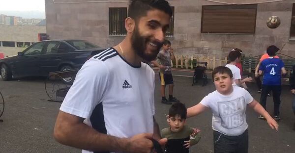 Футболист Озбилис играет в футбол с детьми во дворе - Sputnik Արմենիա