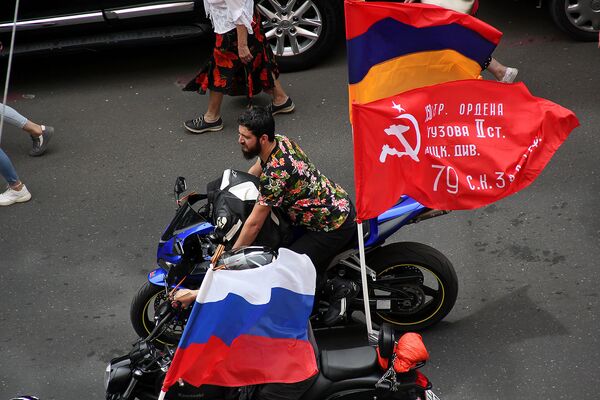 «Անմահ գնդի» երթը Երևանում. ՀՀ նախագահի ձեռքերում լեգենդար հետախույզի դիմանկարն է - Sputnik Արմենիա