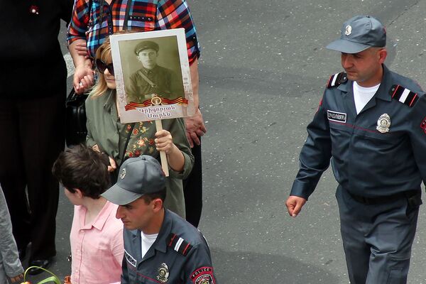 «Անմահ գնդի» երթը Երևանում. ՀՀ նախագահի ձեռքերում լեգենդար հետախույզի դիմանկարն է - Sputnik Արմենիա