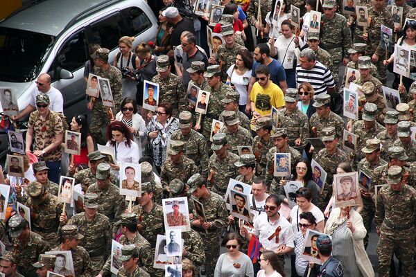 «Անմահ գնդի» երթը Երևանում. ՀՀ նախագահի ձեռքերում լեգենդար հետախույզի դիմանկարն է - Sputnik Արմենիա