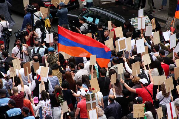 «Անմահ գնդի» երթը Երևանում. ՀՀ նախագահի ձեռքերում լեգենդար հետախույզի դիմանկարն է - Sputnik Արմենիա