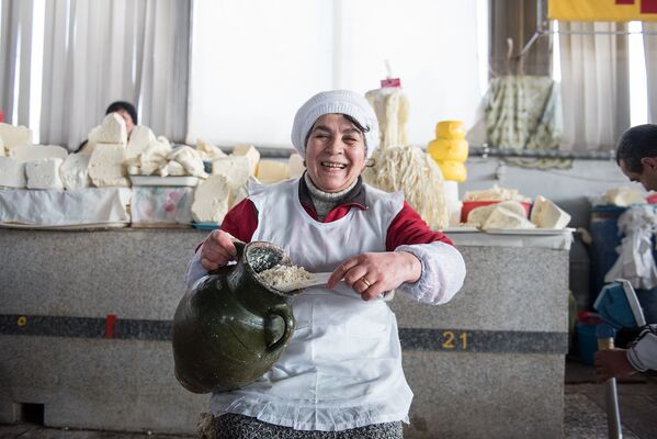 Продавщица сыра Елена работает на рынке уже 25 лет - Sputnik Армения