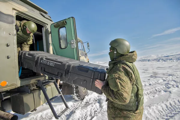 Военные выносят части беспилотников, чтобы вручную собрать их и запустить. Военные выносят части беспилотников, чтобы вручную собрать их и запустить. - Sputnik Армения