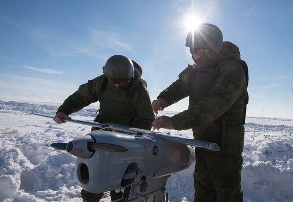 Работая на время, солдаты фиксируют установку вбитыми в промёрзшую землю кольями - Sputnik Армения