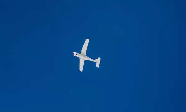 Беспилотник Орлан-10. Максимальный радиус действия самолета 120 км, летать он может в течение 10 часов.Предназначен он для пеленга и блокировки АТ (автоматических телефонов) и сотовой связи. Беспилотник Орлан-10. Максимальный радиус действия самолета 120 км, летать он может в течение 10 часов.Предназначен он для пеленга и блокировки АТ (автоматических телефонов) и сотовой связи. - Sputnik Армения