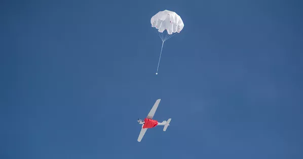 Орлан-10 открыл парашют. Беспилотник приземляется Орлан-10 открыл парашют. Беспилотник приземляется - Sputnik Армения