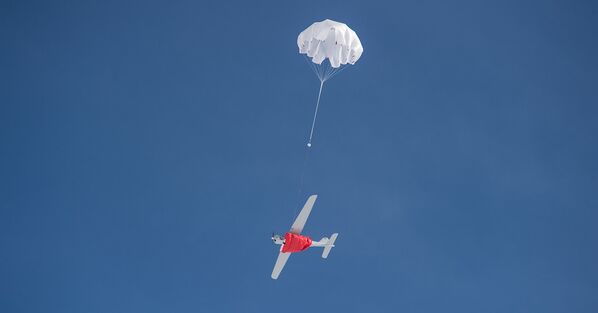 Орлан-10 открыл парашют. Беспилотник приземляется - Sputnik Армения