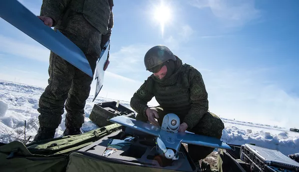 Военные натягивают резиновые тросы, как большую рогатку, только вместо камня — Застава, а вместо двух пальцев — сам человек Военные натягивают резиновые тросы, как большую рогатку, только вместо камня — Застава, а вместо двух пальцев — сам человек - Sputnik Армения