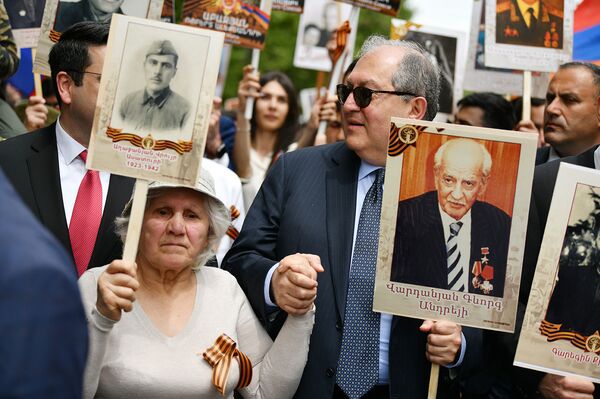 Марш Бессмертного полка в Ереване: у президента в руках портрет легендарного разведчика - Sputnik Армения