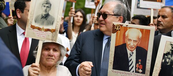Президент Армен Саркисян во время акции Бессмертный полк (9 мая 2019). Еревaн - Sputnik Армения