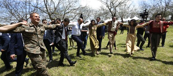 Премьер-министр Армении Никол Пашинян принял участие в праздничных мероприятиях в Карабахе (9 мая 2019). Шуши - Sputnik Արմենիա