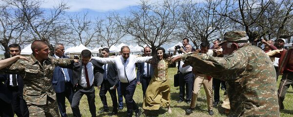 Премьер-министр Армении Никол Пашинян принял участие в праздничных мероприятиях в Карабахе (9 мая 2019). Шуши - Sputnik Армения