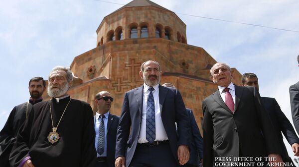 Премьер-министр Армении Никол Пашинян принял участие в праздничных мероприятиях в Карабахе (9 мая 2019). Степанакерт - Sputnik Армения