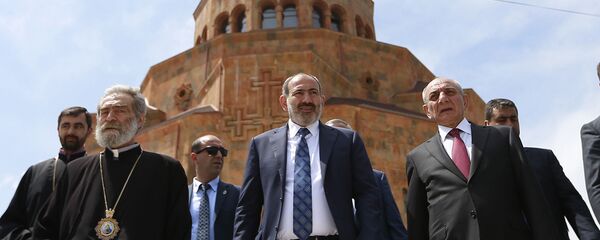 Премьер-министр Армении Никол Пашинян принял участие в праздничных мероприятиях в Карабахе (9 мая 2019). Степанакерт - Sputnik Армения