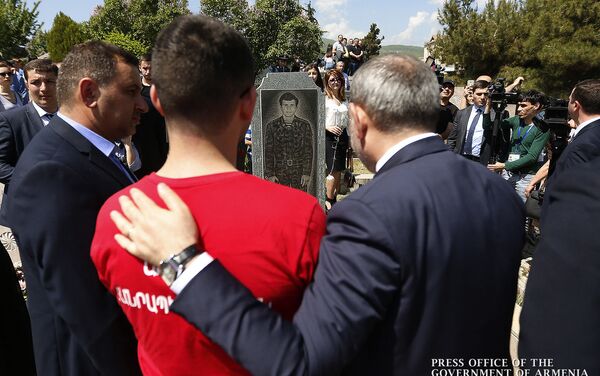 Премьер-министр Армении Никол Пашинян принял участие в праздничных мероприятиях в Карабахе (9 мая 2019). Степанакерт - Sputnik Армения