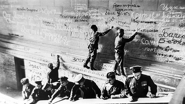 Воины-победители делают записи на стене рейхстага - Sputnik Армения