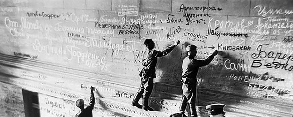 Воины-победители делают записи на стене рейхстага - Sputnik Армения