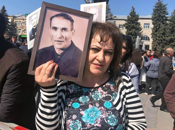 Զոհված հարազատների լուսանկարներով. Գյումրիում «Անմահ գնդի» երթը մարդաշատ էր Զոհված հարազատների լուսանկարներով. Գյումրիում «Անմահ գնդի» երթը մարդաշատ էր - Sputnik Արմենիա