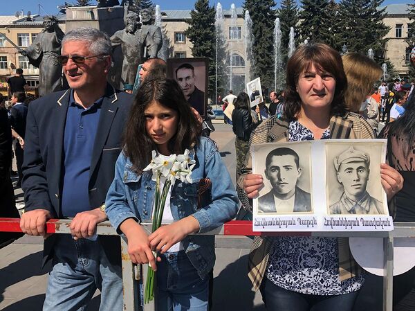 Զոհված հարազատների լուսանկարներով. Գյումրիում «Անմահ գնդի» երթը մարդաշատ էր Զոհված հարազատների լուսանկարներով. Գյումրիում «Անմահ գնդի» երթը մարդաշատ էր - Sputnik Արմենիա