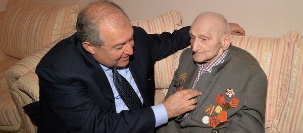 Президент Армен Саркисян посетил 99-летнего ветерана Микита Амиряна (9 мая 2019). Еревaн Президент Армен Саркисян посетил 99-летнего ветерана Микита Амиряна (9 мая 2019). Еревaн - Sputnik Արմենիա