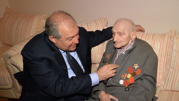 Президент Армен Саркисян посетил 99-летнего ветерана Микита Амиряна (9 мая 2019). Еревaн - Sputnik Արմենիա