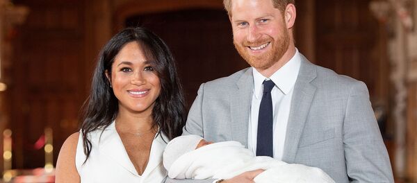 Британский принц Гарри с супругой Меган, герцогиней Сассекс, и новорожденным сыном в зале Святого Георгия в Виндзорском замке (8 мая 2019). Виндзор Британский принц Гарри с супругой Меган, герцогиней Сассекс, и новорожденным сыном в зале Святого Георгия в Виндзорском замке (8 мая 2019). Виндзор - Sputnik Армения