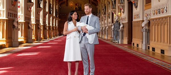 Британский принц Гарри с супругой Меган, герцогиней Сассекс, и новорожденным сыном в зале Святого Георгия в Виндзорском замке (8 мая 2019). Виндзор - Sputnik Армения