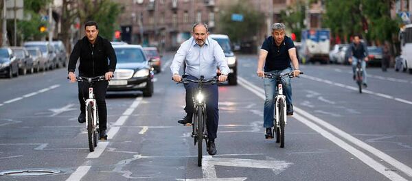 Премьер-министр Никол Пашинян едет по улице Пароняна на велосипеде (10 мая 2019). Еревaн Премьер-министр Никол Пашинян едет по улице Пароняна на велосипеде (10 мая 2019). Еревaн - Sputnik Армения