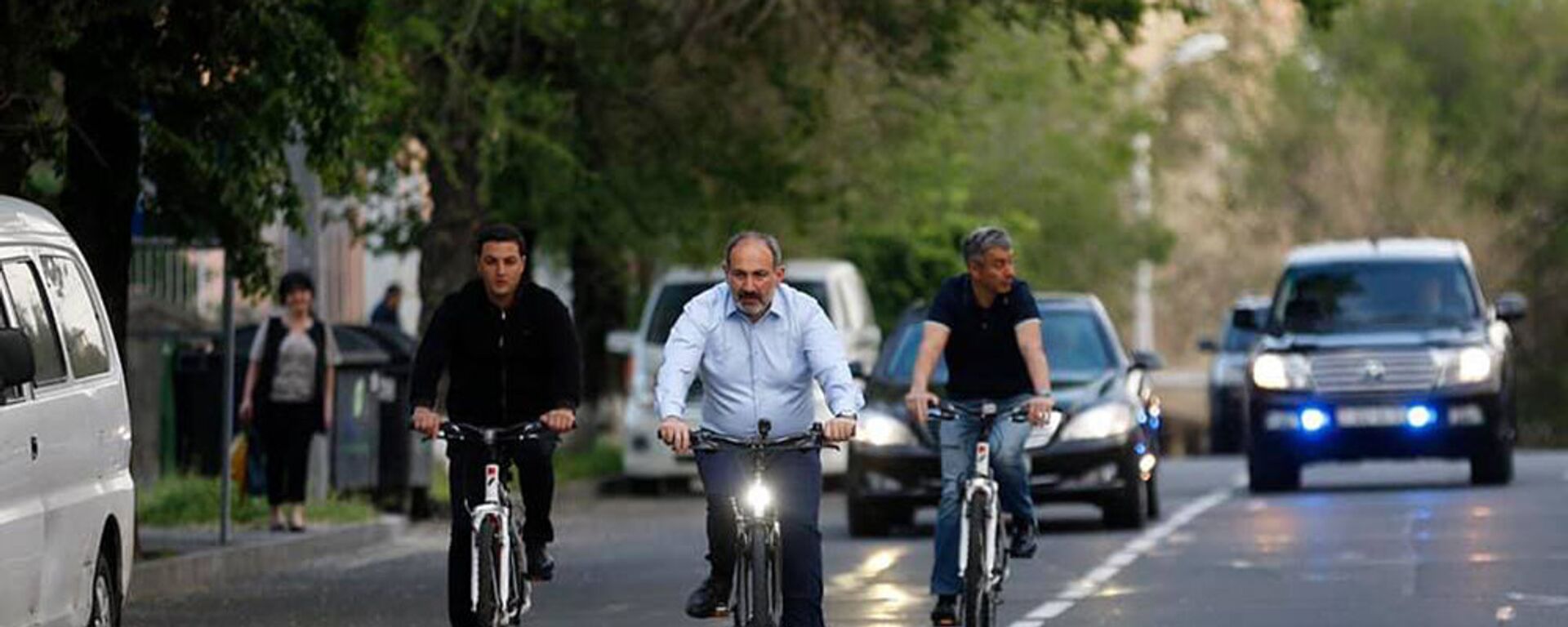  Премьер-министр Никол Пашинян едет по улице Пароняна на велосипеде (10 мая 2019). Еревaн - Sputnik Армения, 1920, 13.11.2019