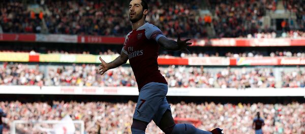 Армянский полузащитник Арсенала Генрих Мхитарян празднует победу после второго гола в матче Английской Премьер-лиги между Арсеналом и Саутгемптоном (24 февраля 2019). Лондон - Sputnik Армения