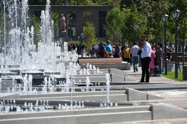Երեւանի կեդրոնին մէջ` քաղաքապետարանին դիմաց, բացուած է վերանորոգուած այգի Երեւանի կեդրոնին մէջ` քաղաքապետարանին դիմաց, բացուած է վերանորոգուած այգի - Sputnik Արմենիա