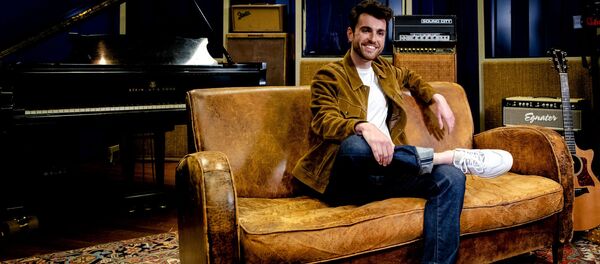 Кандидат от Нидерландов на Конкурс Песни Евровидение 2019 - Дункан Лоуренс позирует на пресс-конференции в Хилверсюме Кандидат от Нидерландов на Конкурс Песни Евровидение 2019 - Дункан Лоуренс позирует на пресс-конференции в Хилверсюме - Sputnik Армения