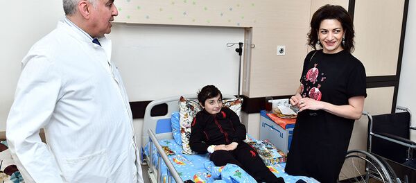 Анна Акопян посетила клинику детской гематологии и онкологии (10 мая 2019). Еревaн - Sputnik Արմենիա