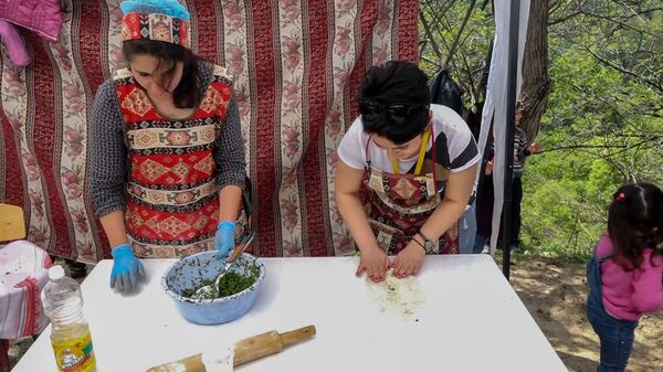 Մին ասի`«կծմնձուկ». արցախցիները փորձության էին ենթարկում ժենգյալով հացի փառատոնի հյուրերին Մին ասի`«կծմնձուկ». արցախցիները փորձության էին ենթարկում ժենգյալով հացի փառատոնի հյուրերին - Sputnik Արմենիա