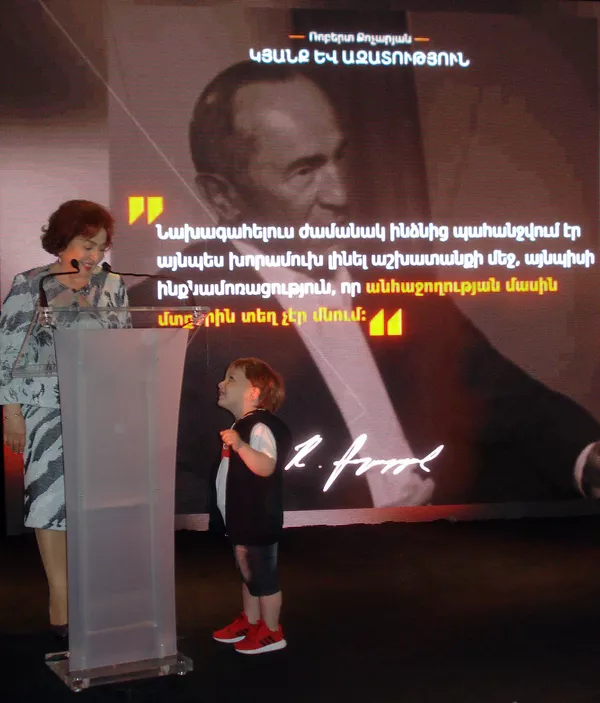 Второй раз без автора: книгу экс-президента Роберта Кочаряна презентовали в Ереване Второй раз без автора: книгу экс-президента Роберта Кочаряна презентовали в Ереване - Sputnik Армения