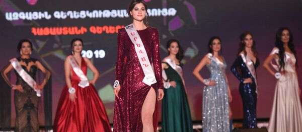 Участница из Еревана Камила Маркарян на Национальном конкурсе красоты (11 мая 2019). Еревaн - Sputnik Армения