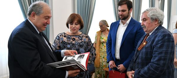 Президент Армен Саркисян и внуки Маршала Ивана Баграмяна во время встречи с членами Фонда памяти полководцев победы (13 мая 2019). Еревaн  - Sputnik Армения