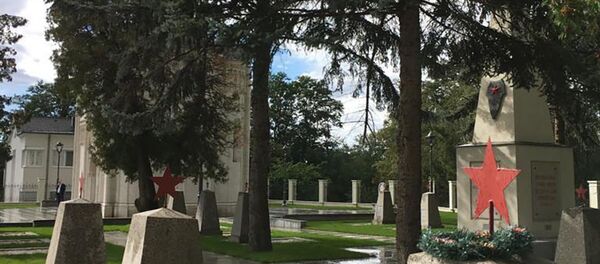 Кладбище советских солдат рядом с храмом святого Архистратига Божия Михаила, Лаа, Австрия Кладбище советских солдат рядом с храмом святого Архистратига Божия Михаила, Лаа, Австрия - Sputnik Армения