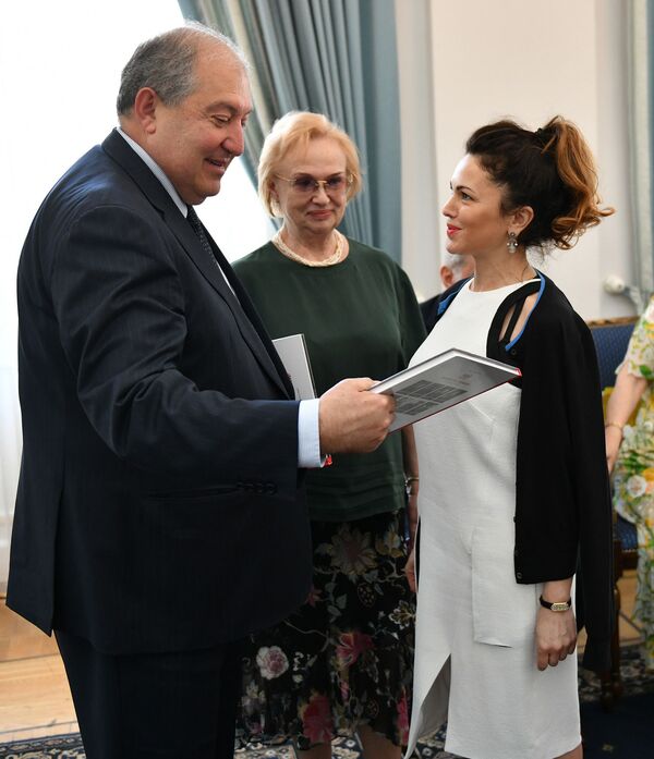 Մարշալը՝ խոտ հնձողի օգնական. Երևանում մեծագույն մարդկանց մասին պատմեցին նրանց թոռները - Sputnik Արմենիա