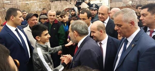 Նիկոլ Փաշինյանը՝ գյումրեցի Միքայելի հետ Նիկոլ Փաշինյանը՝ գյումրեցի Միքայելի հետ - Sputnik Արմենիա