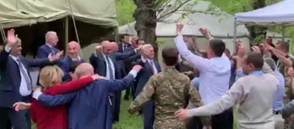 Танец Сержа Саргсяна, Бако Саакяна, Виталия Баласаняна в Карабахе - Sputnik Армения