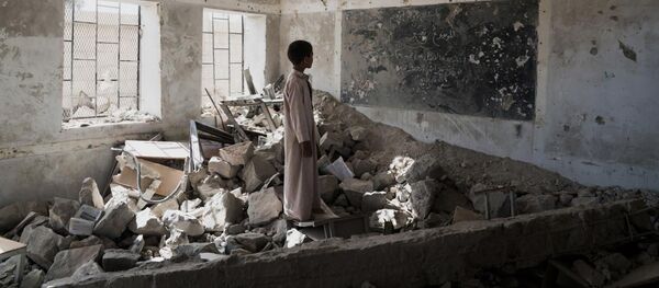 Сирийский мальчик стоит в развалинах - Sputnik Армения